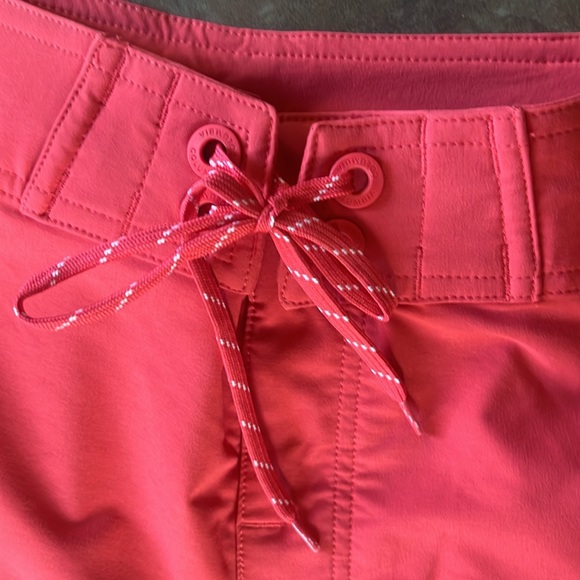 Columbia PFG, board shorts, waistline size 36, 2 small tears on back or left leg - Picture 4 of 8